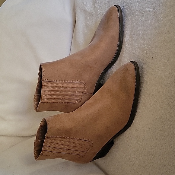 UNIVERSAL THREAD POINTED TOE LOW BLOCK HEEL ANKLE BOOTIE - Picture 1 of 12
